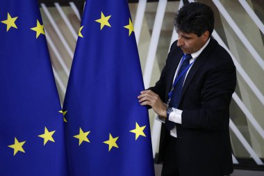 Brüksel, Belçika. 28 Mayıs 2019.An yetkilisi, Avrupa Birliği Zirvesi sırasında Avrupa Konseyi binasının lobisinde bir Avrupa Birliği bayrağı nı ayarlıyor.