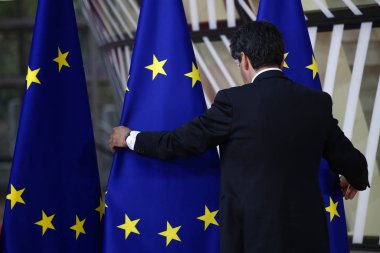 Brüksel, Belçika. 28 Mayıs 2019.An yetkilisi, Avrupa Birliği Zirvesi sırasında Avrupa Konseyi binasının lobisinde bir Avrupa Birliği bayrağı nı ayarlıyor.