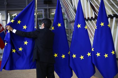 Brüksel, Belçika. 28 Mayıs 2019.An yetkilisi, Avrupa Birliği Zirvesi sırasında Avrupa Konseyi binasının lobisinde bir Avrupa Birliği bayrağı nı ayarlıyor.