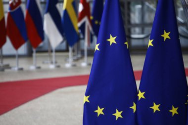 Brüksel, Belçika. 28 Mayıs 2019. Avrupa Birliği Zirvesi'nde AB Konseyi binasında AB bayrakları.