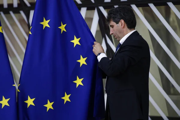 Брюссель Бельгия Мая 2019 Чиновник Регулирует Флаг Вестибюле Здания Европейского — стоковое фото