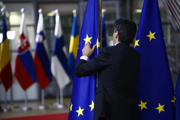 Bryssel Belgien Maj 2019 Tjänsteman Justerar Flagga Lobbyn För Europeiska — Stockfoto