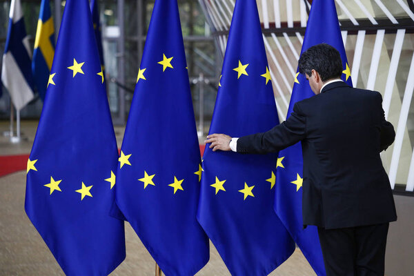 Брюссель, Бельгия 28 мая 2019.Чиновник регулирует флаг ЕС в вестибюле здания Европейского совета во время саммита ЕС
.