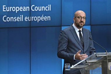 Belçika Başbakanı Charles Michel, 2 Temmuz 2019'da Brüksel'de düzenlenen Avrupa Birliği zirvesinin üçüncü gününde Ab liderlerinin bloğun üst düzey işlerle ilgili anlaşmasını sonrasında düzenlediği basın toplantısında yaptığı konuşmada jestlerini yaptı..