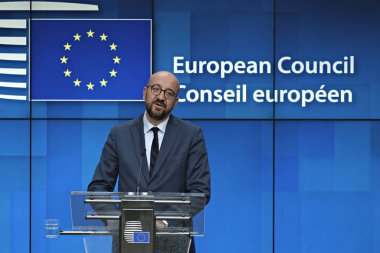 Belçika Başbakanı Charles Michel, 2 Temmuz 2019'da Brüksel'de düzenlenen Avrupa Birliği zirvesinin üçüncü gününde Ab liderlerinin bloğun üst düzey işlerle ilgili anlaşmasını sonrasında düzenlediği basın toplantısında yaptığı konuşmada jestlerini yaptı..