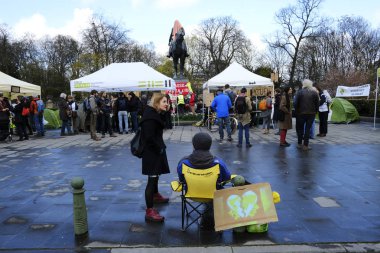 İklim aktivistleri Brus'ta Belçika parlamentosu önünde protesto