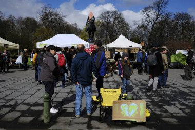 İklim aktivistleri Brus'ta Belçika parlamentosu önünde protesto