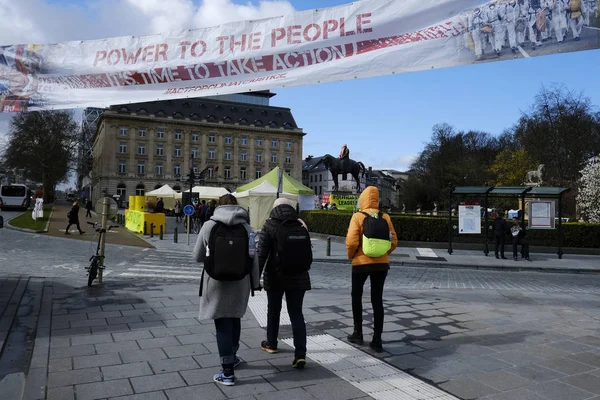 Ativistas climáticos protestam em frente ao parlamento belga em Brus — Fotografia de Stock