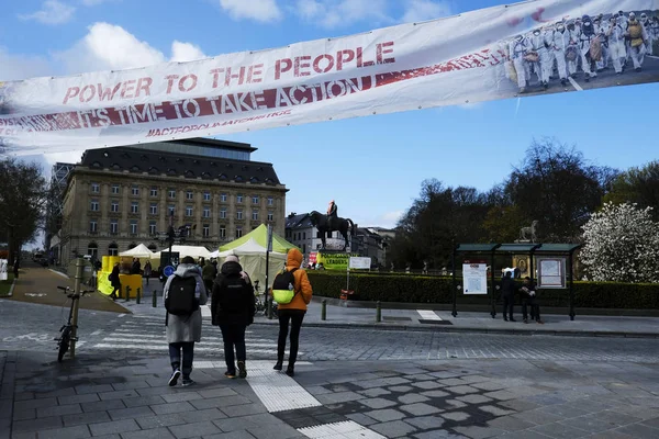 Ativistas climáticos protestam em frente ao parlamento belga em Brus — Fotografia de Stock