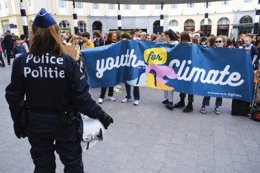 Brüksel, Belçika. 25 Nisan 2019. Lise ve üniversite öğrencileri Belçika hükümetinin iklim politikalarına karşı bir protesto düzenlediler. 