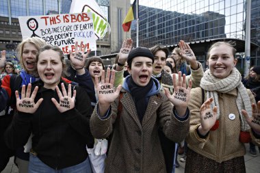 Belçikalı öğrenciler Brüksel'de bir iklim gösterisi için bir araya geldi