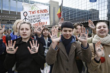 Belçikalı öğrenciler Brüksel'de bir iklim gösterisi için bir araya geldi