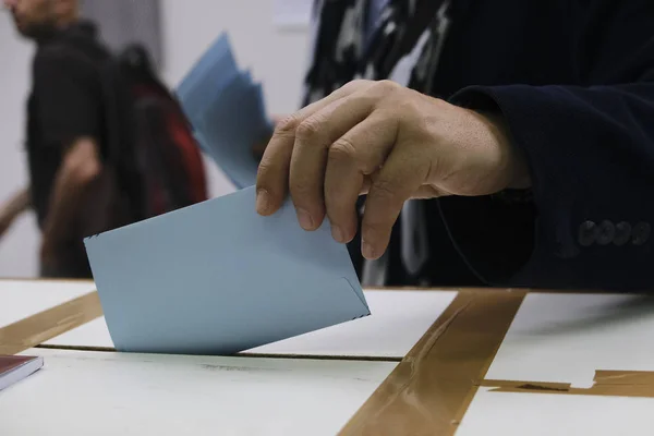 Griekse burgers die in het buitenland wonen stemmen voor het EuropeesParlement electi — Stockfoto