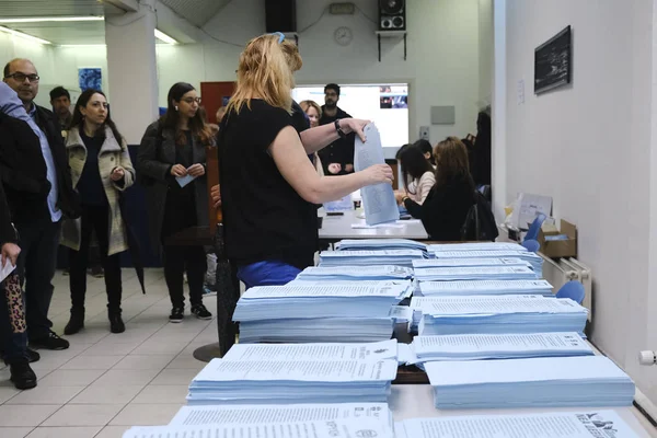 Griekse burgers die in het buitenland wonen stemmen voor het EuropeesParlement electi — Stockfoto