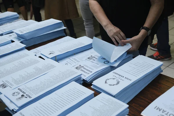 Los ciudadanos griegos que viven en el extranjero votan a favor de las elecciones al Parlamento Europeo — Foto de Stock