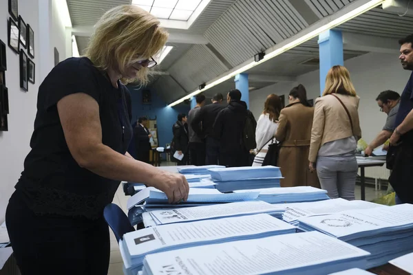 A külföldön élő görög állampolgárok szavaznak az Európai Parlament — Stock Fotó