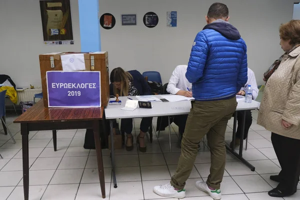 Cittadini greci residenti all'estero votano per il Parlamento europeo — Foto Stock
