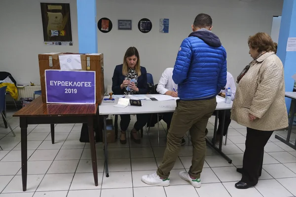 Cittadini greci residenti all'estero votano per il Parlamento europeo — Foto Stock