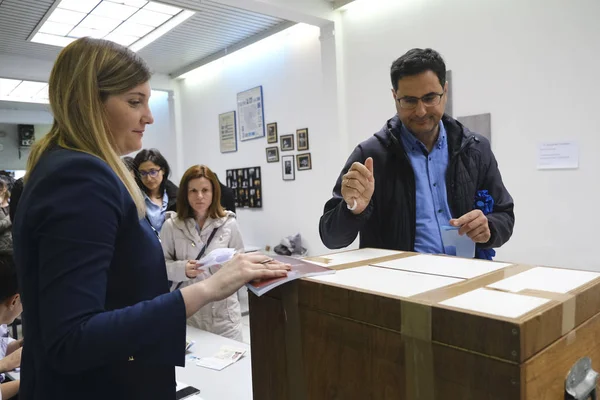 Los ciudadanos griegos que viven en el extranjero votan a favor de las elecciones al Parlamento Europeo —  Fotos de Stock