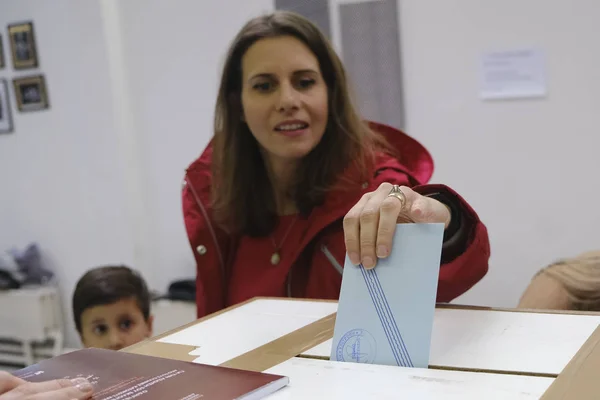 Los ciudadanos griegos que viven en el extranjero votan a favor de las elecciones al Parlamento Europeo — Foto de Stock