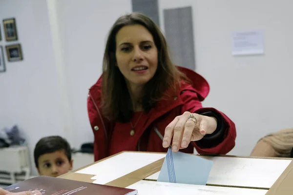 Grekiska medborgare som bor utomlands röstar för Europaparlamentet Electi — Stockfoto