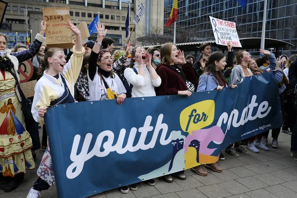 Estudiantes belgas se reúnen para una manifestación climática en Bruselas — Foto de Stock