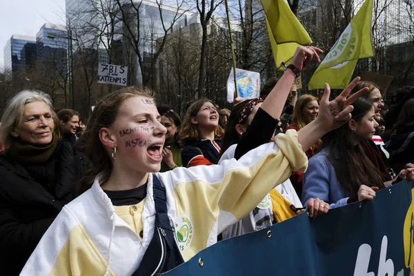 Estudiantes belgas se reúnen para una manifestación climática en Bruselas — Foto de Stock