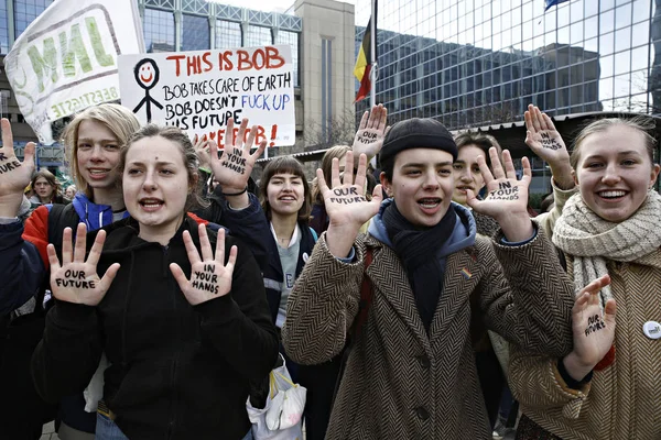 Belgische studenten verzamelen voor een klimaat demonstratie in Brussel — Stockfoto
