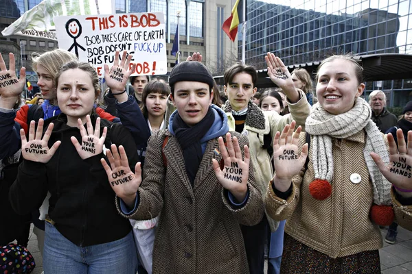 Belçikalı öğrenciler Brüksel'de bir iklim gösterisi için bir araya geldi — Stok fotoğraf
