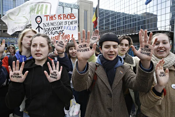 벨기에 학생들이 브뤼셀에서 기후 시위를 위해 모인다. — 스톡 사진