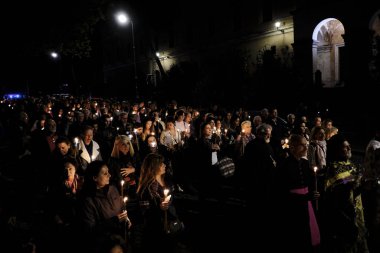 Ortodoks Hıristiyan ibadet edenler Roma'da Saint Theodore kilisesinde Kutsal Cuma öğleden sonra Epitaph Litany katılmak, İtalya Nisan'da 26, 2019.