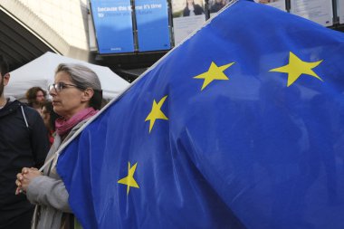 Brüksel, Belçika. 26 Mayıs 2019.Avrupa Parlamentosu dışında bir kadın Avrupa Birliği bayrağı taşıyor.