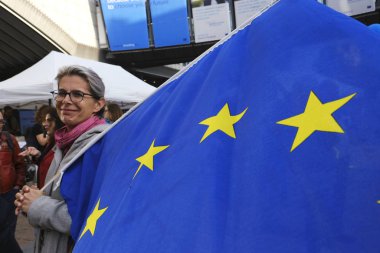 Brüksel, Belçika. 26 Mayıs 2019.Avrupa Parlamentosu dışında bir kadın Avrupa Birliği bayrağı taşıyor.