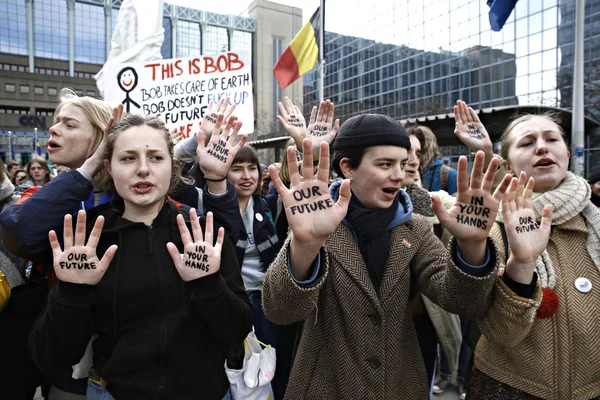 Estudiantes belgas se reúnen para una manifestación climática en Bruselas —  Fotos de Stock