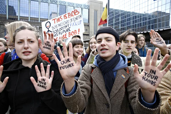 Belgijscy studenci zbierają się na demonstrację klimatyczną w Brukseli — Zdjęcie stockowe