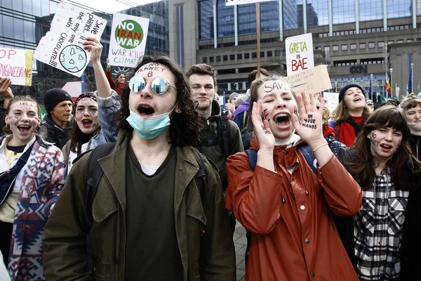 Belgijscy studenci zbierają się na demonstrację klimatyczną w Brukseli — Zdjęcie stockowe