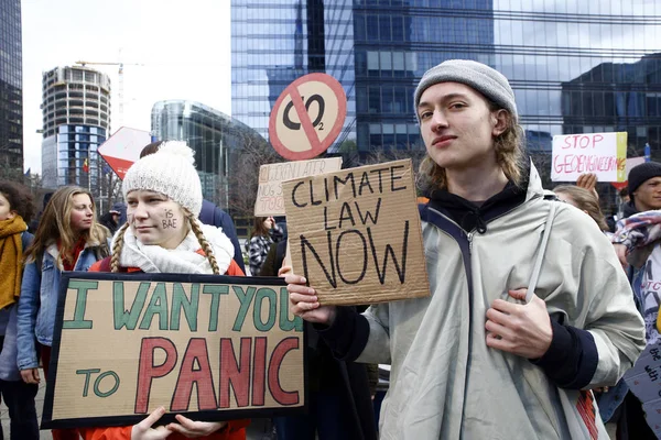 Belgijscy studenci zbierają się na demonstrację klimatyczną w Brukseli — Zdjęcie stockowe