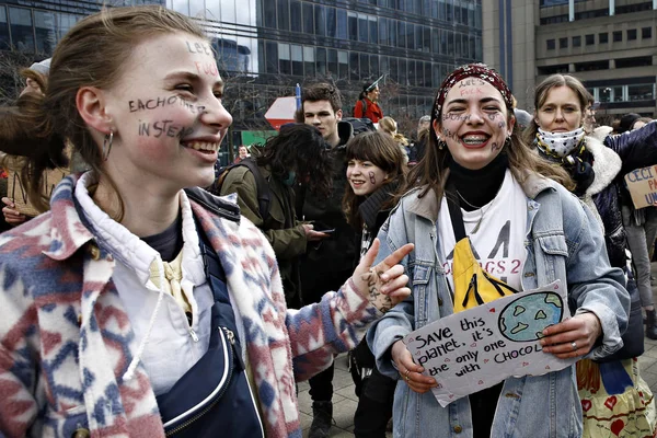Бельгийские студенты собираются на климатическую демонстрацию в Брюсселе — стоковое фото