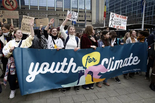 Estudiantes belgas se reúnen para una manifestación climática en Bruselas —  Fotos de Stock