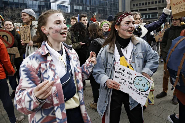 Gli studenti belgi si riuniscono per una manifestazione sul clima a Bruxelles — Foto Stock