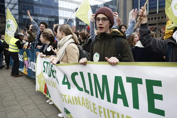 Estudiantes belgas se reúnen para una manifestación climática en Bruselas — Foto de Stock