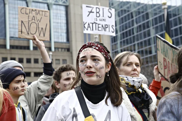 Belgijscy studenci zbierają się na demonstrację klimatyczną w Brukseli — Zdjęcie stockowe