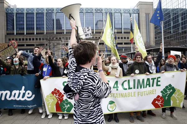 Βέλγοι φοιτητές συγκεντρώνονται για μια κλιματική διαδήλωση στις Βρυξέλλες — Φωτογραφία Αρχείου
