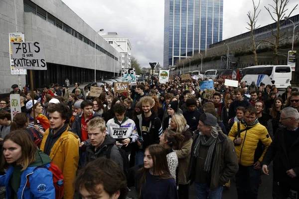 Estudiantes belgas se reúnen para una manifestación climática en Bruselas — Foto de Stock
