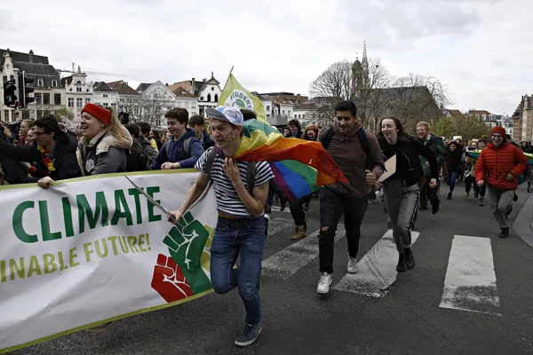 Estudiantes belgas se reúnen para una manifestación climática en Bruselas — Foto de Stock