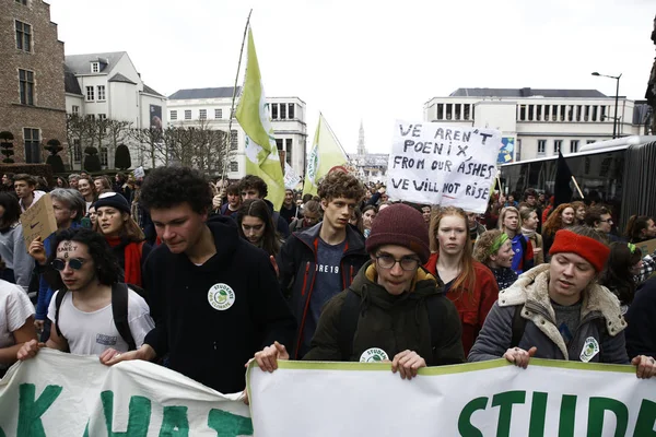 Belgische Studenten versammeln sich zu einer Klimademonstration in Brüssel — Stockfoto