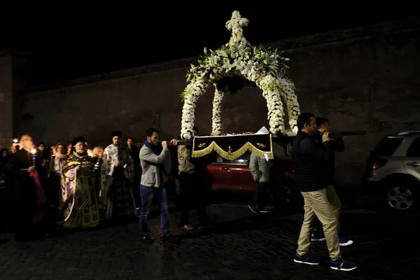 Ortodoxní Křesťanští Uctívci Podílejí Epitafu Litany Během Posvátného Pátku Odpoledne — Stock fotografie