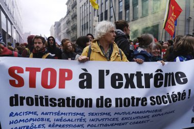 Brüksel, Belçika. 28 Mayıs 2019. Aşırı sağ ve faşizmin yükselişini protesto eden protestocular, ellerinde pankartlar ve sloguns bağırıyorlar..