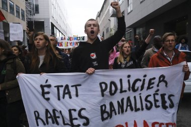Brüksel, Belçika. 28 Mayıs 2019. Aşırı sağ ve faşizmin yükselişini protesto eden protestocular, ellerinde pankartlar ve sloguns bağırıyorlar..