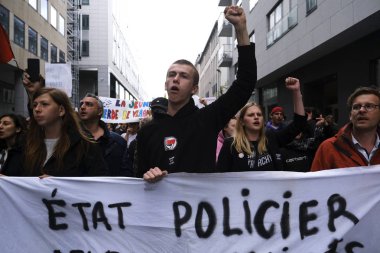 Brüksel, Belçika. 28 Mayıs 2019. Aşırı sağ ve faşizmin yükselişini protesto eden protestocular, ellerinde pankartlar ve sloguns bağırıyorlar..